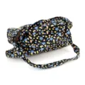 Vista dettagliata della borsa a tracolla in tessuto nero con motivo floreale e cinturino. - Adulto 55-58cm / Set cappello e borsa / Borsa nera con piccoli fiori multicolore