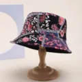 Nahaufnahme des bunten Blumen Patchwork Fischerhutes mit feinem Stoffmuster. - 29