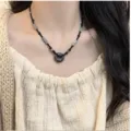 Detailweergave van een neo-Chinese kralenketting met veiligheidsknop op een model - Ping An Kou Ketting / Zwart-Grijze Ketting In Inktstijl (R2824)