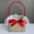 Vista detallada de cesta de regalo tejida cuadrada con lazo rojo y encaje de estrellas - Pequeño (15x15x12cm) / Rojo Vino Envoltura Parcial (Cinta DIY)