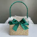 Detalle de cesta de regalo tejida con lazo de satén verde y forro de tul con estrellas. - Pequeño (15x15x12cm) / Verde Oscuro Envoltura Parcial (Cinta DIY)