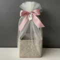 Detalle de cesta de regalo de bambú trenzado con tul blanco y lazo rosa suave - Pequeño (15x15x12cm) / Rosa Nude Envoltura Completa Malla de Nieve