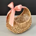 Handgeflochtener Weidenkorb mit rosa Satinschleife und wasserfester Auskleidung - 16.5x11x17cm (70g/Stück) / Pfirsichrosa Band