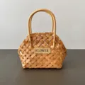Gros plan d'un panier en copeaux de bois tissé à la main avec étiquette en cuir - Panier Nu