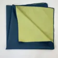Dettaglio del tessuto decorativo reversibile blu scuro e verde lime per confezioni - Wrapping Fabric (Blue Green)