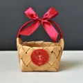 Panier cadeau de mariage tissé en bois fait main avec un nœud papillon ruban rouge. - Panier Rond Style Festif (Assemblage Requis)