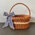 Cesta de almacenamiento de ratán sintético tejida con un elegante lazo para uso diario. - Cesta con pañuelo de cuadros azul marino (para atar)