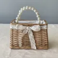 Detailed view of handmade wicker basket with pearl handle and white lace bow - 原木色 (配人造珍珠把手与蕾丝)