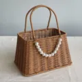Handmade brown woven rattan gift basket with elegant large white pearl strap detail. - 棕色 (配珍珠链)