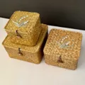 Handgewebte Geschenkboxen aus Rattan mit Maiglöckchen-Stickerei und Holzknöpfen - Aufbewahrungsbox (Maiglöckchen-Muster) / L