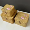 Vintage handgewebte quadratische Aufbewahrungsbox aus Rattan mit Kirschblütenstickerei - Aufbewahrungsbox (Pfirsichblüte-Muster) / L