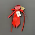 Dettaglio di un nastro rosso per pacco regalo con fiore di seta e tag Thank You - Red Artificial Flower Decor