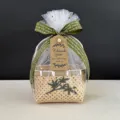Détail d'un mini panier cadeau en bambou tissé avec sac en tulle et carte de merci - Bamboo Charm Rectangular Basket With Star Mesh And Ribbon