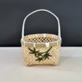 Panier miniature en bambou tressé à la main avec poignée et motif de feuilles vertes - Panier rond charme bambou