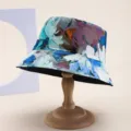 Abstract art print reversible bucket hat on a wooden stand for summer sun protection - 靛蓝紫罗兰抽象印花