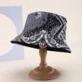 Detailansicht des stilvollen schwarz-grauen Paisley-Druck Fischerhuts für sonnige Tage. - 19