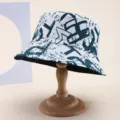 Detailaufnahme der kühnen Graffiti-Drucktextur auf einem modernen Wende-Anglerhut - Graffiti-Buchstaben Hellblau
