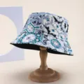 Nahaufnahme des stilvollen blau-weißen bedruckten Eimers, der den einzigartigen Stoff zeigt. - 14