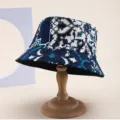 Detailansicht der blau-weißen bedruckten Patchwork-Fischerhut Textur und Muster. - 12