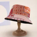 Patchwork-Eimerhut im Detail mit bunten Schmetterlings- und Webmustern, stylischer Sonnenschutz. - 10