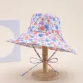 Gros plan sur les détails du chapeau de soleil floral pour femme, imprimé numérique raffiné. - Fleur multicolore orange