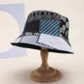 Detailansicht des Patchwork-Fischerhuts mit einzigartigen Blumen- und geometrischen Mustern. - 8
