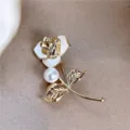 Exquise broche rose dorée avec pétales blancs et détail de perle élégante sur tissu - Broche camélia et perle (2274) / Or