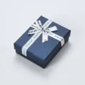 Detailopname van een marineblauwe sieradendoos met wit Crystal Jewelry lint gestrikt - Ribbon Jewelry Box / 7x9cm / Donkerblauw