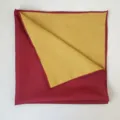 Dettaglio ravvicinato di pregiato tessuto decorativo bicolore rosso e oro per regali. - Wrapping Fabric (Red Yellow)