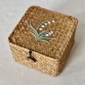 Handgefertigte quadratische Geschenkbox aus Stroh mit Maiglöckchen-Stickerei und Holzverschluss - Quadratisch Groß (20*20*11) x Maiglöckchen