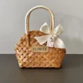 Panier tressé fait main en copeaux de bois avec grand nœud blanc et étiquette cadeau - Ruban blanc élégant