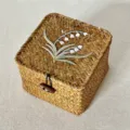 Handgefertigte quadratische Rattan-Geschenkbox mit Maiglöckchen-Stickerei und Verschluss - Quadratisch Klein (14*14*9) x Maiglöckchen