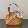 Panier cadeau en copeaux de bois tissés avec nœud gris et étiquette FLOWER chic - Style Gris Élégant