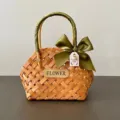 Petit panier cadeau tressé en bois fait main avec nœud en soie verte et étiquette Flower - Ruban vert mousse