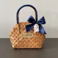 Handgeflochtener Geschenkkorb aus Holz mit eleganter blauer Satinschleife verziert - Kleinblaues Band