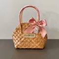 Handgewebter Holzspan-Geschenkkorb mit rosa Seidenschleife und Blumenschild - Koreanischer Rosa Stil