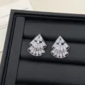 Nahaufnahme von funkelnden fächerförmigen Baguette-Zirkonia-Ohrsteckern auf Tablett - R5039 Zirkonia Fächer Ohrstecker