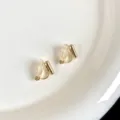Vista dettagliata dei convertitori per orecchini a clip dorati con gommini trasparenti - 三角款(R2427) / Oro
