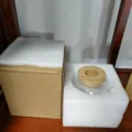 Dettaglio vaso idroponico in vetro trasparente con coperchio in legno e vassoietto in bambù. - Imballaggio medio in schiuma EPE con vassoio