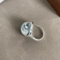 Primer plano de un anillo de plata con un gran cristal transparente redondeado. - Anillo (Talla 7)
