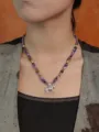 Retro bohemian kralenketting met een charmante zilveren zebra hanger bij een model - Zilverpaars
