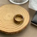 Detailansicht des bernsteinfarbenen Vintage-Harzrings mit geometrischem breitem Band - Tigerauge-Stil