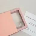 Roze PE-film sieradendoosje 7x7cm met bijpassende papieren hoes voor bescherming - PE Film Box with Paper Sleeve / 7x7cm / Roze