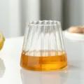 Geripptes Borosilikatglas Mt. Fuji Becher für Whiskey mit bernsteinfarbener Flüssigkeit - 350ml / Vertikal Gestreifter Vulkanbecher