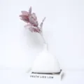 Elegante foglia di cineraria finta floccata rosa antico in un vaso bianco dallo stile minimal - Asta Ispessita / Rosso
