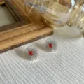 Détail de boucles d'oreilles fleurs en argent avec agate rouge sur fond blanc. - Rouge (Style Agate Rouge)