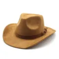 Vista detallada de un sombrero de vaquero marrón de gamuza con banda decorativa - Talla única / Camel