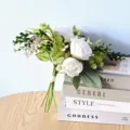 Bouquet de roses blanches artificielles avec feuilles d'eucalyptus pour mariage et déco maison. - Bouquet de Fleurs