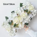 Détail de la composition florale artificielle blanche de roses et d'hortensias magnifiques. - Blanc 1