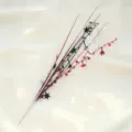 Detailansicht von rot-schwarz-silbernen Sternen-Steckern für festliche Party-Deko. - Mit Stern / 6g Packung / Rot Weiß Schwarz Mix
